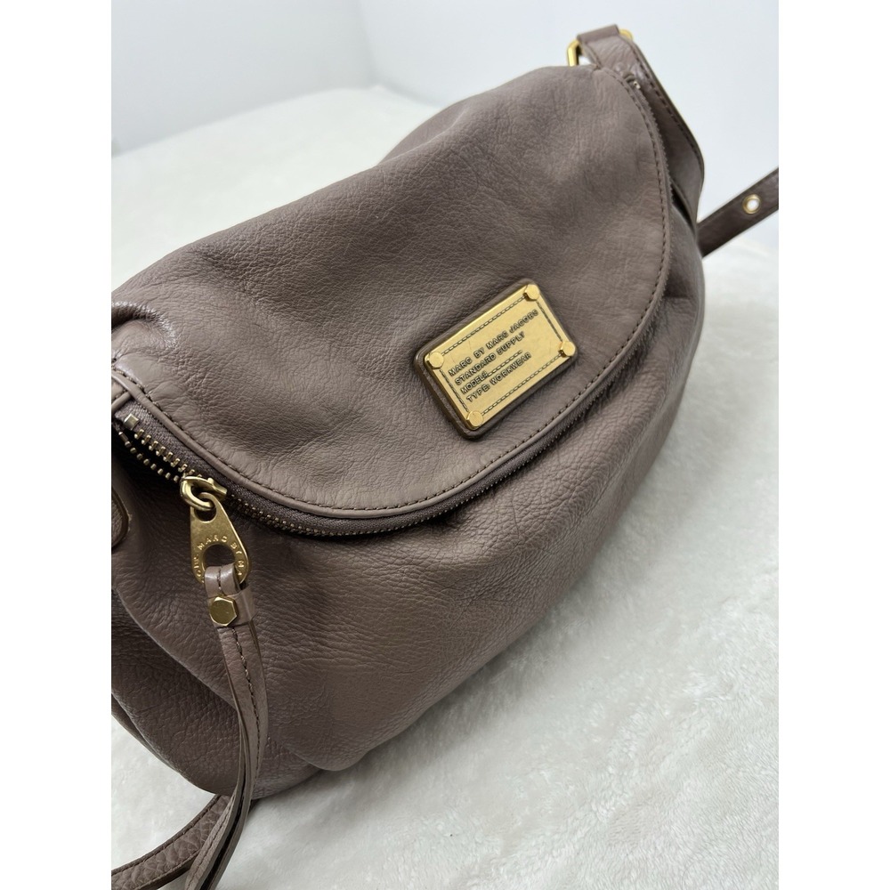 MARC BY MARC JACOBS Classic Q NATASHA Ash Brown Pebbled Crossbody Shoulder Bag - Picture 2 of 16